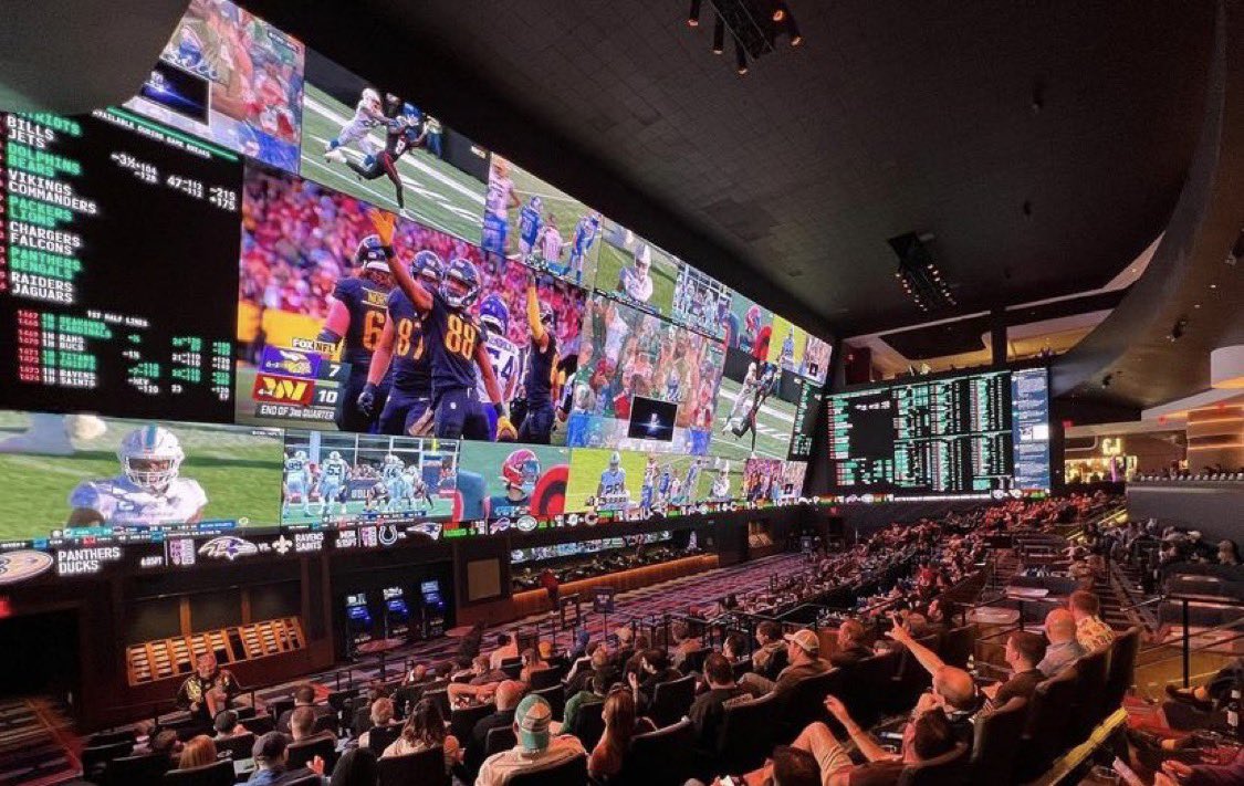 badpeatmoss's tweet photo. . @AtlantaFalcons #RiseUp Party at @CircaLasVegas, home of the World’s Largest Sportsbook & most amazing pool, @stadiumswim!  Sunday 7-9pm! 

I hope to see a ton of Falcons Fans there. 

@TheFalcoholic @putemupcdukes @theriseuptour @DukesandBell929 @WesDurham @DOrlandoAJC @680TheFan @buckbelue8 @FrontOfficeLos @MarkZinno @sportsandra @carrielynnxox