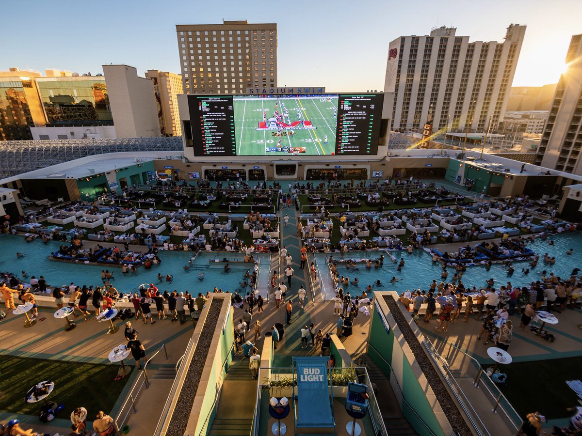badpeatmoss's tweet photo. . @AtlantaFalcons #RiseUp Party at @CircaLasVegas, home of the World’s Largest Sportsbook & most amazing pool, @stadiumswim!  Sunday 7-9pm! 

I hope to see a ton of Falcons Fans there. 

@TheFalcoholic @putemupcdukes @theriseuptour @DukesandBell929 @WesDurham @DOrlandoAJC @680TheFan @buckbelue8 @FrontOfficeLos @MarkZinno @sportsandra @carrielynnxox