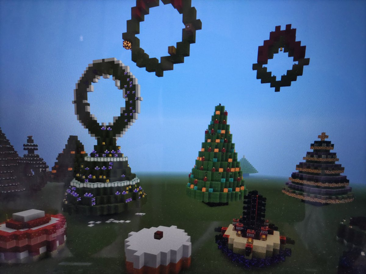 te2naga's tweet photo. 毎年12月はMinecraftEducationのMakecodeで、マイクラ初心者の子どもたちと、Xmasツリー、ケーキ、リース作りをしています。
プログラミングに変数が入ってくるのでちょっと難しいけれど、みんなトライ＆エラーで理解を進めて色々な作品ができて、毎年とてもうれしい☺️
#プログラミング
#マイクラ https://t.co/6fC3OSUB2r