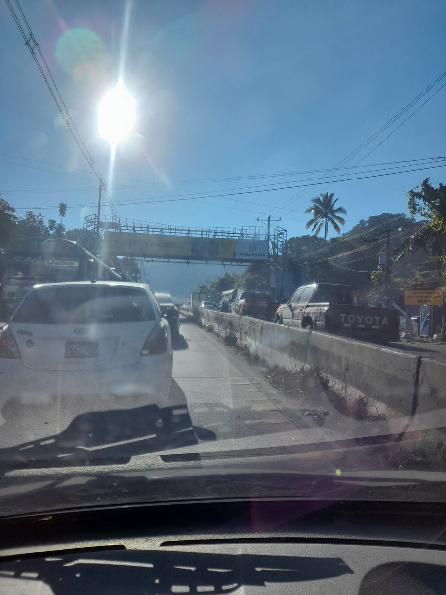 duran1206's tweet photo. #TraficoSV detenido subiendo Los Chorros @RomeoHerrera1 @ObrasPublicasSV mientras dure la construcción del viaducto favor coordinar mejor la fluidez de la vía. Hasta 2 horas toma pasar @traficosv_ @todomotorsv @NoticieroHechos @tcsnoticias @TelenoticiasGMV @radioyskl @nayibbukele https://t.co/tiTY1vejBB