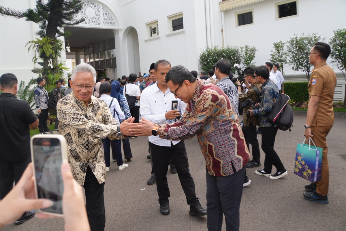 BossasWe (@kastam67) on Twitter photo Selasa (10/12/2024).
Menteri P2MI <a href="/Kadir_Karding/">Abdul Kadir Karding</a> menghadiri Penyerahan Daftar Isian Pelaksanaan Anggaran (DIPA) dan Buku Daftar Alokasi Transfer Ke Daerah (TKD) Tahun Anggaran 2025 oleh Presiden RI di Istana Negara.
<a href="/prabowo/">Prabowo Subianto</a>
<a href="/KemensetnegRI/">Sekretariat Negara</a>
<a href="/Setkabgoid/">Sekretariat Kabinet</a>
#BP2MI Selasa (10/12/2024).
Menteri P2MI <a href="/Kadir_Karding/">Abdul Kadir Karding</a> menghadiri Penyerahan Daftar Isian Pelaksanaan Anggaran (DIPA) dan Buku Daftar Alokasi Transfer Ke Daerah (TKD) Tahun Anggaran 2025 oleh Presiden RI di Istana Negara.
<a href="/prabowo/">Prabowo Subianto</a>
<a href="/KemensetnegRI/">Sekretariat Negara</a>
<a href="/Setkabgoid/">Sekretariat Kabinet</a>
#BP2MI