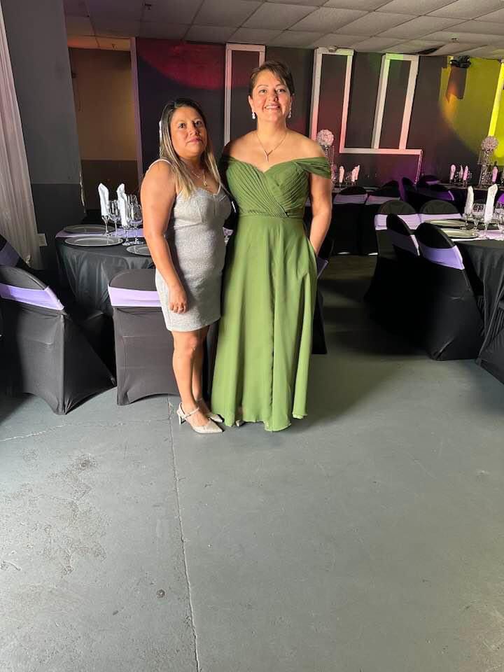 Felicidades con mi hermana menor deseándote feliz navidad y un maravilloso y feliz año nuevo 🤗🤗