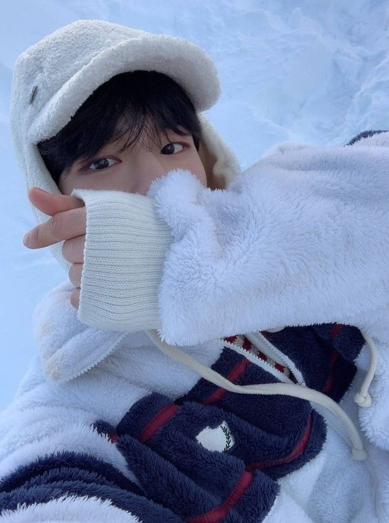 winter falls~

it’s a snow day for the prince! time to get those christmassy vibes going for the palace <33