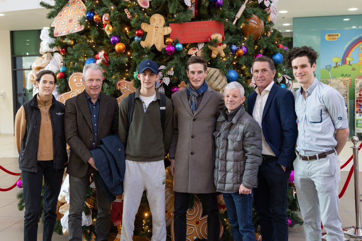 itvracing's tweet photo. Sir Anthony McCoy, Rachael Blackmore, and Mick Fitzgerald were among several jockeys to visit @AlderHeyCharity to spread festive cheer 🎅

#ITVRacing | @TheJockeyClub https://t.co/2pnYvMQImH