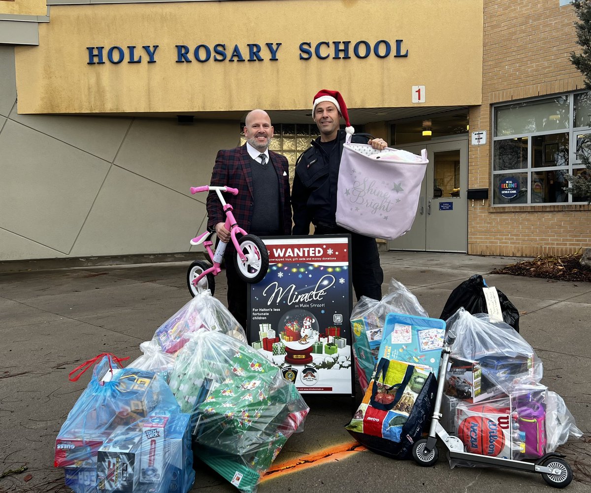 Thank you to <a href="/HaltonPolice/">Halton Police</a> for their generous toy donation through the Miracle on Main Street campaign!
🎅🏻🎄🎁