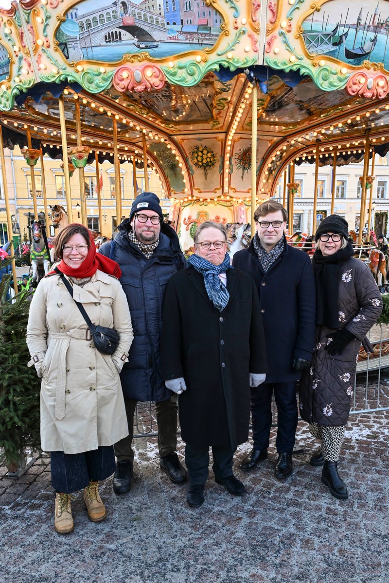 filsdeproust's tweet photo. Kutkuttavaa joulun odotusta Tuomaan markkinoiden lasten aamussa🎄💫 Pääsimme nauttimaan helsinkiläisten päiväkotilasten kanssa karusellin pyörteistä ja tonttuorkesterin musisoinnista – kiitos vierailijoille, Tuomaan markkinoille ja @EventsHelsinki! https://t.co/f2lRNWC5vw