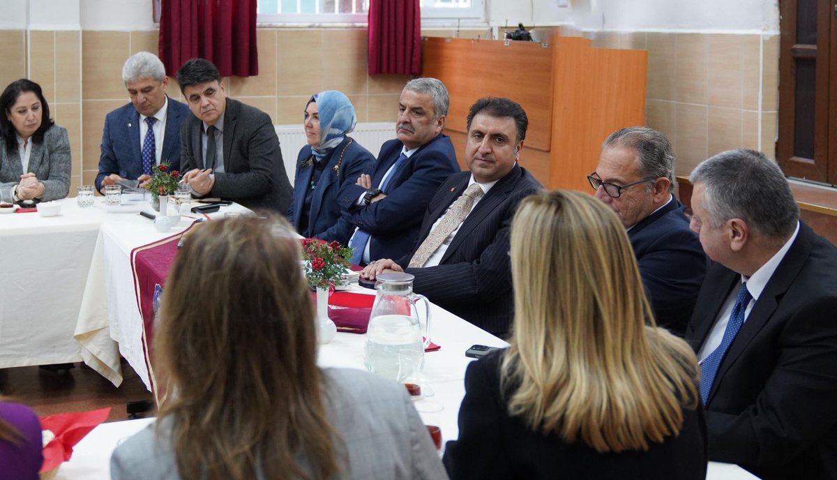 istanbulilmem's tweet photo. 🔹️İlimizde faaliyette bulunan "Azınlık Okulları Vakıf Yöneticileri ve Okul Müdürleri Toplantısı" İl Millî Eğitim Müdürümüz Murat Mücahit Yentür'ün başkanlığında Özel Pangaltı Ermeni Okulları'nda gerçekleştirildi.

@tcmeb @Yusuf__Tekin 
@MucahitYentur https://t.co/mLooRDpiFP