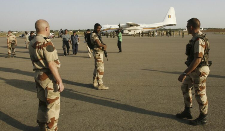 #Tchad: l’EMA annonce le début du retrait de ses forces du #Tchad, après la décision de #NDjamena de mettre fin aux accords de #sécurité et #défense avec la #France au nom de la «souveraineté» à la suite d’une «évaluation minutieuse».

Plus de détails👉 tinyurl.com/mwjpzfa7.