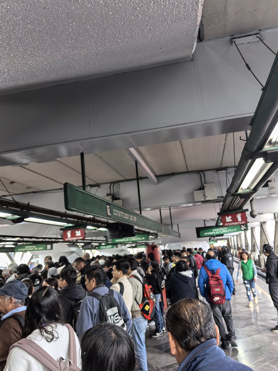 AleCruzLuna's tweet photo. Estación congestinada en metro constitución linea 8 @MetroCDMX @LaSEMOVI @telediario 
Policías de estación y personal del metro no estan ayudando a agilizar el cierre de puertas !!! https://t.co/ifs41QNEmh