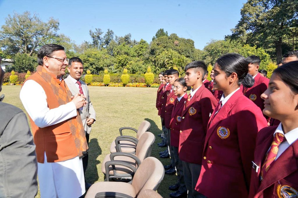PRODefDehradun's tweet photo. #SainikSchool Ghorakhal Cadets #met Hon'ble Chief Minister of Uttarakhand, Shri Pushkar Singh Dhami.
The Chief Minister #addressed the cadets and #commended them for their #discipline, dedication and commitment to the ideals of #patriotism.
@pushkardhami https://t.co/ZoJTxTmQ77