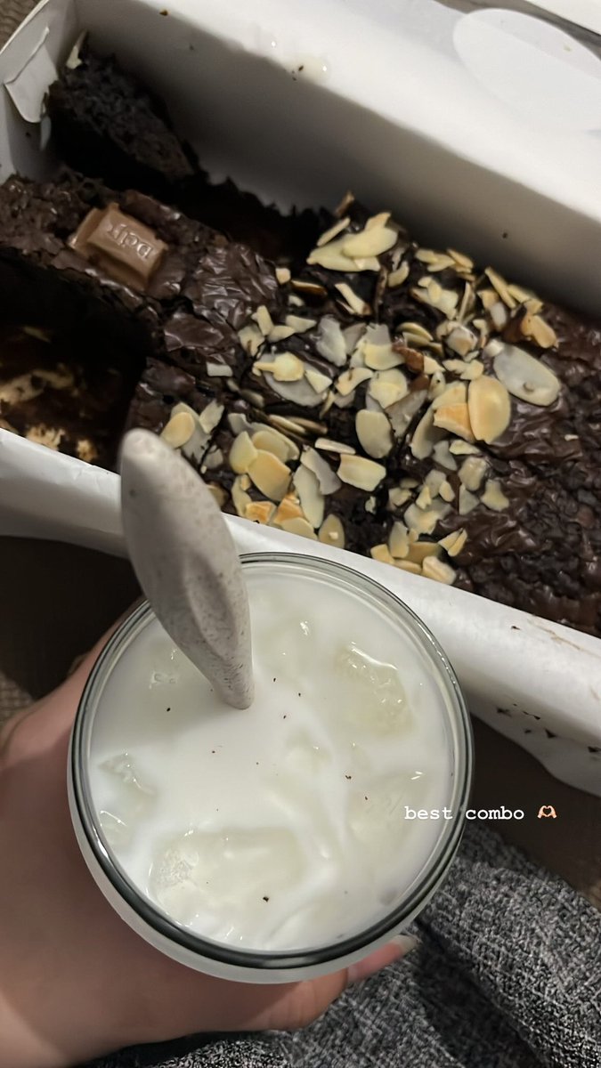 kalo dibelah dadaku isinya brownies cokelat 💖👀
