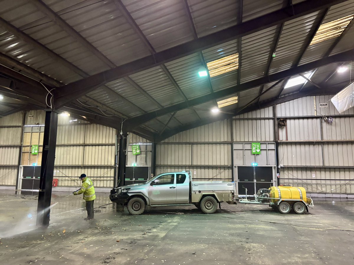 Hands on <a href="/AgriScot/">AgriScot</a> Chairman <a href="/uppernisbet/">Robert Neill</a> getting hands on powerwashing in postponed post event clean up! Some man! 🙏🏻🙏🏻🙏🏻