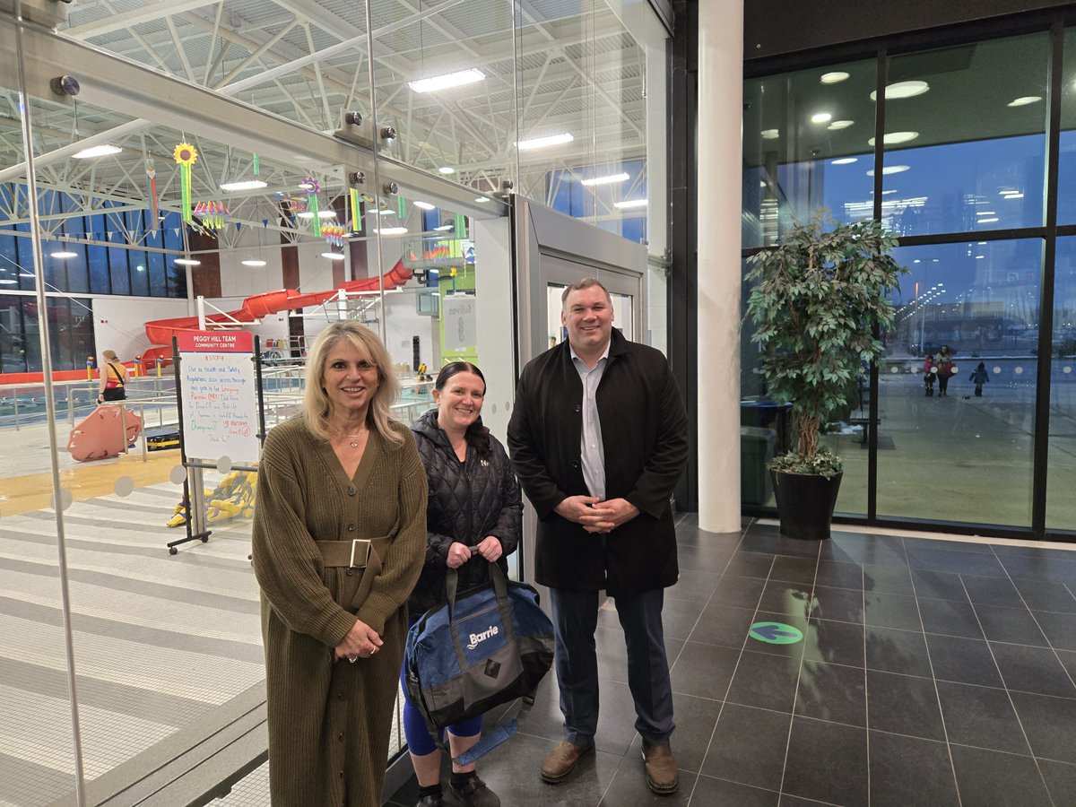 Peggy Hill Team Community Centre hit 1 MILLION visitors in 2024— it's the first time the facility has had over 1 million visitors in one year! Mayor Alex Nuttall &amp; Peggy Hill surprised Eliza, the one millionth visitor, w/ a Barrie prize pack. barrie.ca/PHTCC #BarrieRec