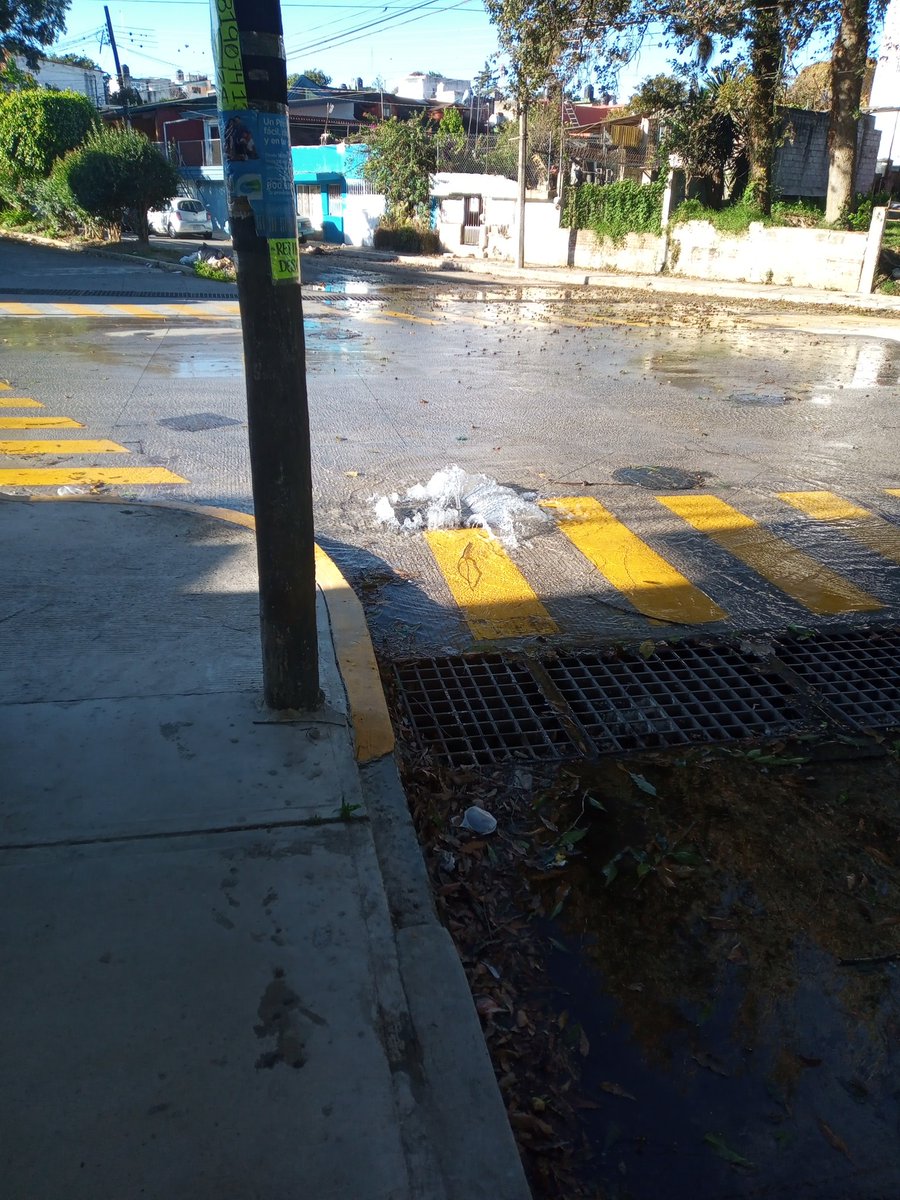 lanaygarcya's tweet photo. @CMAS_Xalapa @VialidadXalapa fuga de agua en la calle División del Norte y Juan prim en la col Rafael Lucio, desde la madrugada se está regando. https://t.co/JrTUbqJQNt
