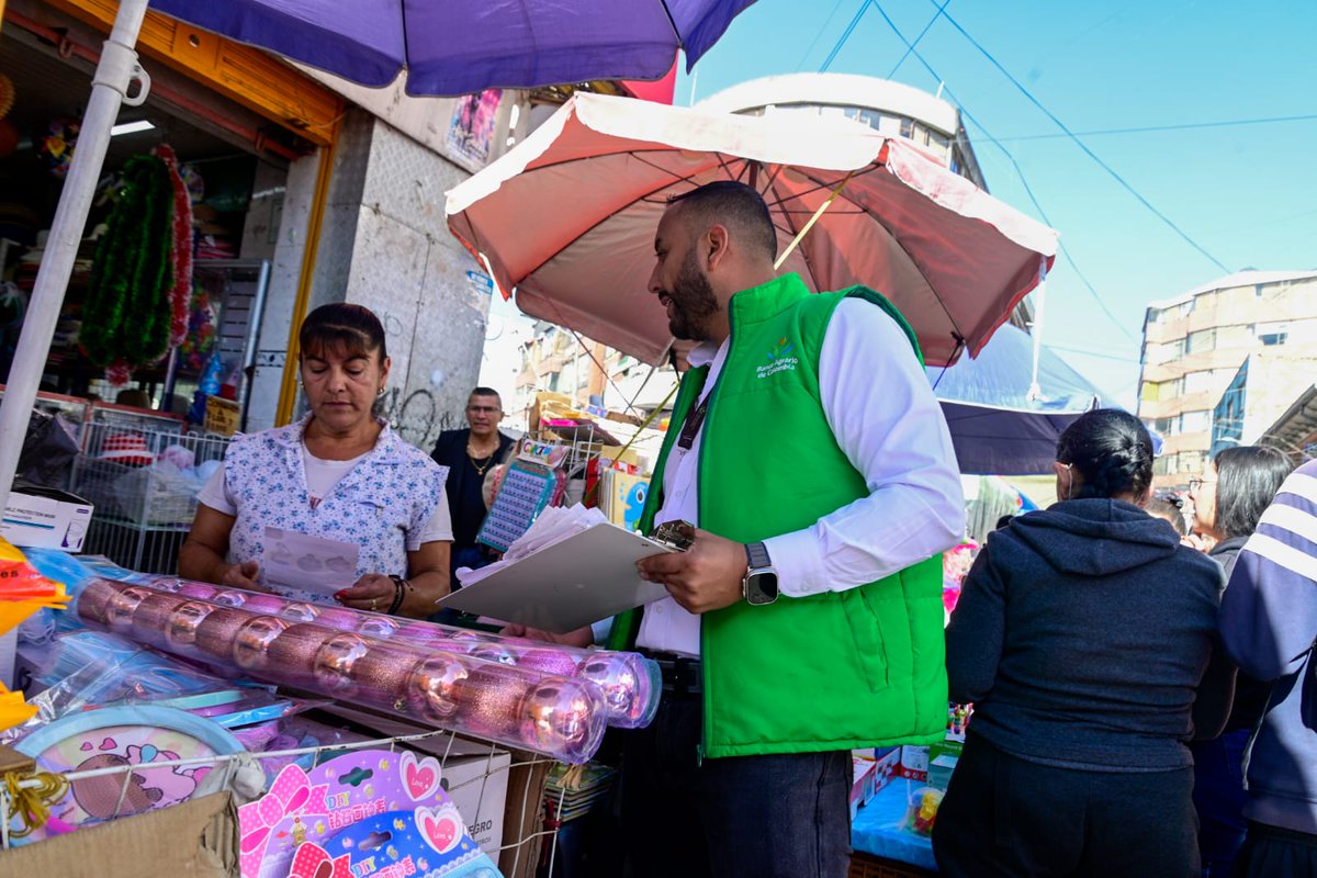 BancoAgrario's tweet photo. #AEstaHora
(1/2 🧵) 

¡Estamos en el ❤️ del comercio en Bogotá: San Victorino!

Llegamos a este sector de la capital con nuestra brigada comercial, a través de la cual estamos llevando nuestros productos y servicios a cerca de mil comerciantes. 

#CrecerJuntosEsPosible https://t.co/rlHbCkrKWu
