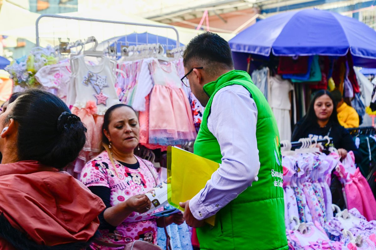 BancoAgrario's tweet photo. #AEstaHora
(1/2 🧵) 

¡Estamos en el ❤️ del comercio en Bogotá: San Victorino!

Llegamos a este sector de la capital con nuestra brigada comercial, a través de la cual estamos llevando nuestros productos y servicios a cerca de mil comerciantes. 

#CrecerJuntosEsPosible https://t.co/rlHbCkrKWu