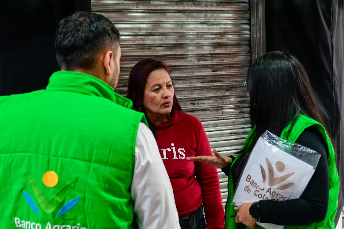 BancoAgrario's tweet photo. #AEstaHora
(1/2 🧵) 

¡Estamos en el ❤️ del comercio en Bogotá: San Victorino!

Llegamos a este sector de la capital con nuestra brigada comercial, a través de la cual estamos llevando nuestros productos y servicios a cerca de mil comerciantes. 

#CrecerJuntosEsPosible https://t.co/rlHbCkrKWu