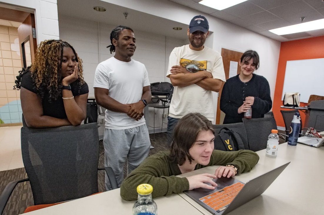 🎶 Shoutout to Prof. Robert Milazzo’s 410 Media Entrepreneurship class &amp; the 410 Collective! 🌟 They created a student-led label &amp; produced an album featuring student artists, capturing Richmond’s vibe. 💪❤️ 🎧 Full story: news.vcu.edu/article/2024/1… 📸 VCU EMC