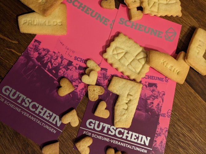 Geschenktipp! Unseren Gutschein könnt ihr für alle Veranstaltungen einlösen, die vom scheune e.V. durchgeführt werden, auch außer Haus! Die Einlösung ist unter scheune.reservix.de/artikel möglich. Der Betrag ist frei wählbar (auch &lt; 5,00 €), die Gutscheine sind unbegrenzt gültig ❤️