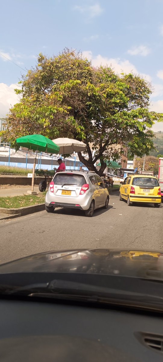 Juanpero82's tweet photo. Entonces en cali cualquiera se toma el espacio público bajo la fachada del rebusque y el derecho al trabajo?. La carrera 39 entre calle 5b y 5 se está convirtiendo en otro centro. @SeguridadCali @alejoeder @PoliciaCali @AlcaldiaDeCali @ConcejoCali .@personeriacali https://t.co/bGh7BWNkIz