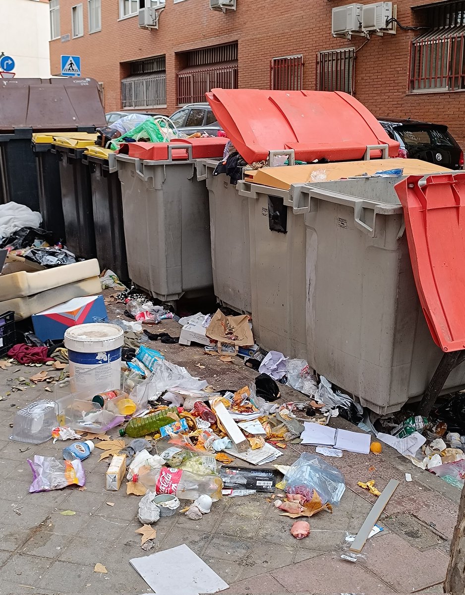 Hola <a href="/Lineamadrid/">Línea Madrid</a> @madrid. Así está una zona céntrica de Madrid (calle Comuneros , Carabanchel) día sí y día también, hecha una guarrada. ¿Con qué frecuencia limpian y recogen la basura? ¿Hay alguna manera de evitar que esto suceda tan a menudo? ¡Gracias!