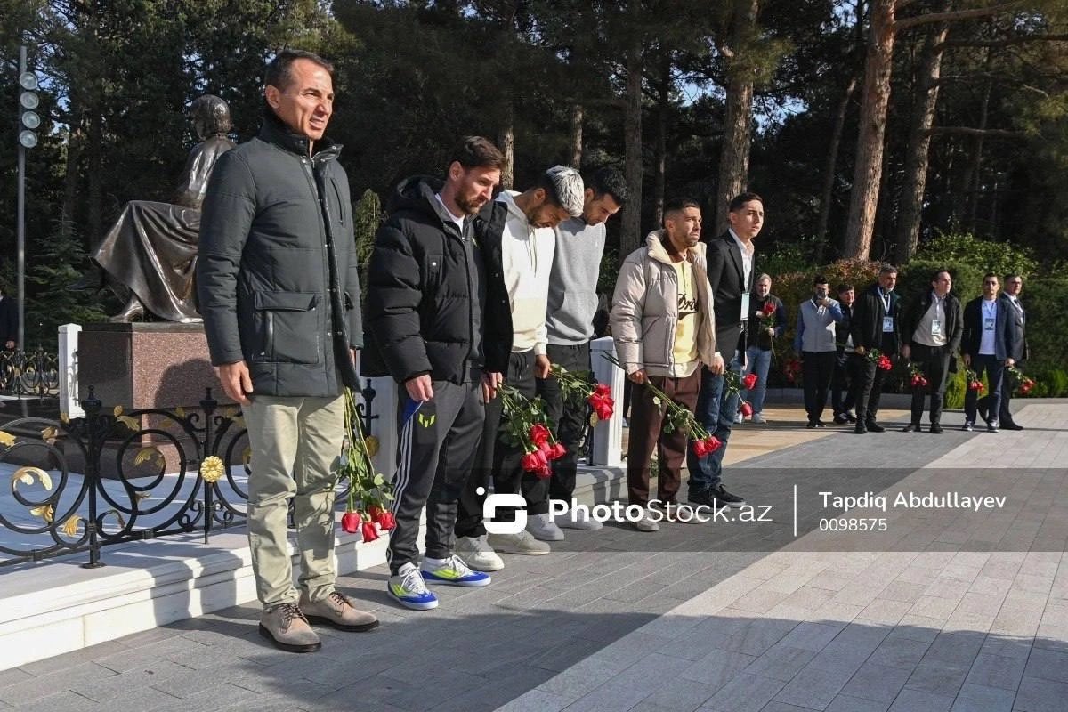 ArmenieFootball's tweet photo. 🇦🇲
Vos joueurs préférés Lionel Messi, Luis Suarez, Sergio Busquets et Jordi Alba sont venus déposé des fleurs sur la tombe de Heydar Aliyev… https://t.co/csfcqPiIpB