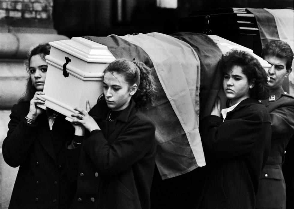 ConsuorF's tweet photo. #TalDiacomoHoy de 1987 #ETA asesinó a familias enteras, 11 personas, seis de ellos niños y dejó 88 heridos en la #CasaCuarteldeZaragoza.

@guardiacivil

#Ataúdesblancos 

Las gemelas Miriam y Esther Barrera Alcaraz, de tres años, su tío Pedro Ángel Alcaraz Martos, de 17.

HILO ⤵️ https://t.co/Cl6ZVzGNfi