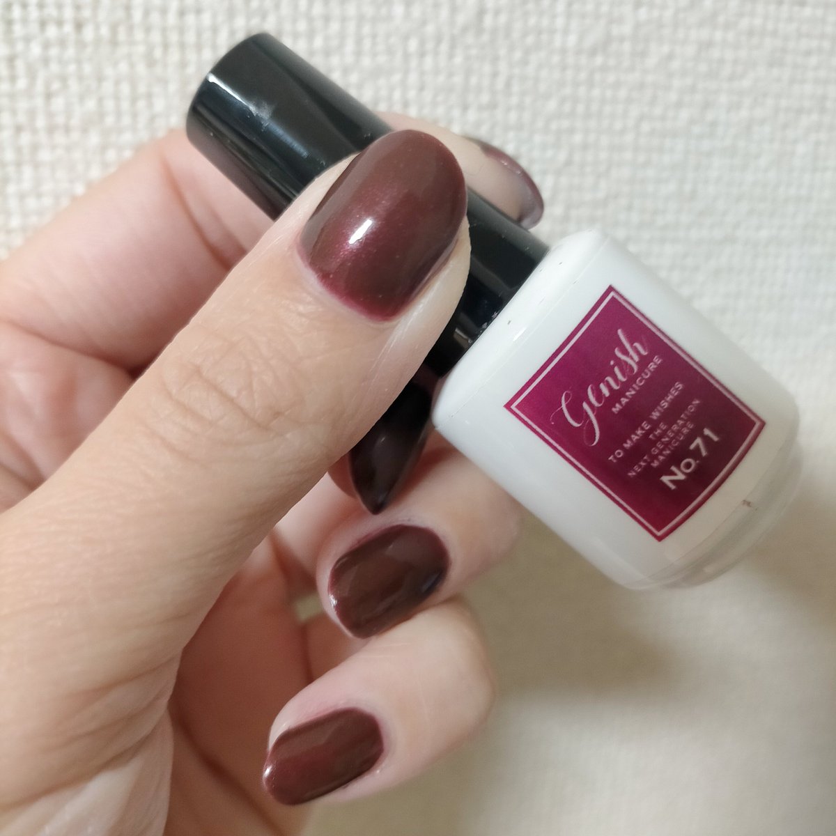 hachi_nail's tweet photo. ＃ジーニッシュ マニキュア
71 ノクターン

春夏は使うのを我慢してた、冬に似合うディープカラー
この冬ずっとコレにしようかと思うくらい素敵！

薄く塗るとラベルのようなディープパープルですが、何故か私の指で厚塗りするとブラウン味を帯びます

超速乾で厚塗りしても全然気泡出来ない

＃genish https://t.co/XZqMwztp50