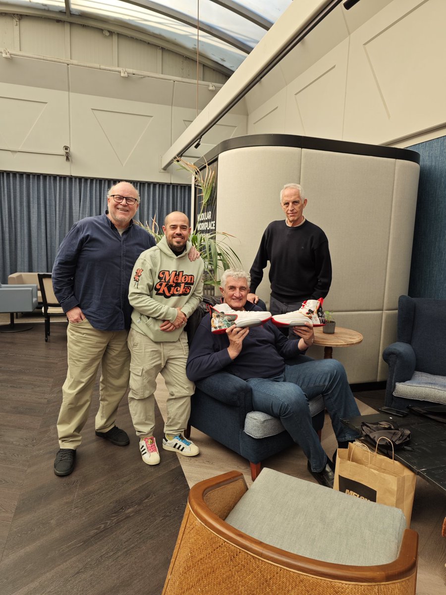 ferrlaura12's tweet image. Regalazo que le hemos hecho a @fernandoromay1. Una obra de arte del gran @melonkicks. 
Está a 5cmtrs de ser considerado mural éstas zapas del 56. A Romay le encantaron.
Un amigo como tú se merece esto y más. 
Beiran las mira con ganas...
#Amigos #JoseBeiran #JuanmiGoenechea #Leo