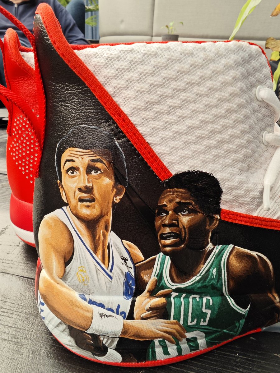 ferrlaura12's tweet image. Regalazo que le hemos hecho a @fernandoromay1. Una obra de arte del gran @melonkicks. 
Está a 5cmtrs de ser considerado mural éstas zapas del 56. A Romay le encantaron.
Un amigo como tú se merece esto y más. 
Beiran las mira con ganas...
#Amigos #JoseBeiran #JuanmiGoenechea #Leo