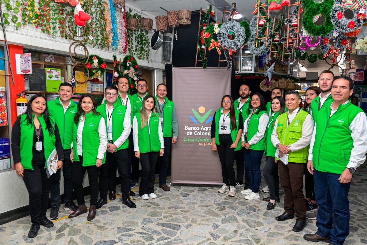 BancoAgrario's tweet photo. (2/2🧵) 
¡Seguimos impulsando la economía popular, una de las banderas del Gobierno de @petrogustavo!

En San Victorino, centro de Bogotá, estamos llevando el #BancoAgrario a las calles para otorgar créditos con tasas de interés desde 2% mensual, para que los comerciantes puedan alcanzar sus metas y pagar cómodas cuotas que van disminuyendo con el paso del tiempo.

#CrecerJuntosEsPosible