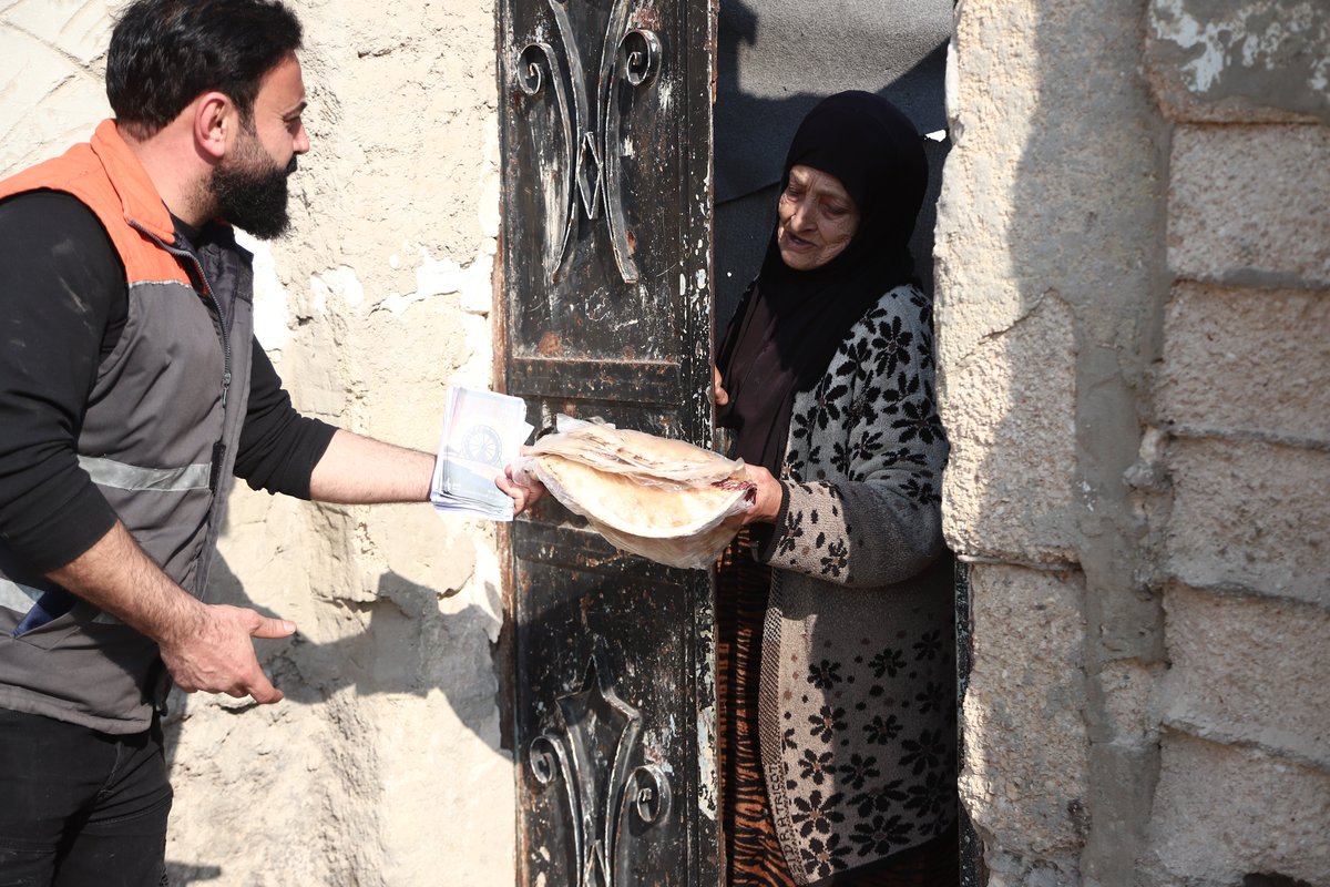 FSCluster's tweet image. #Syria food security partners are actively providing #FoodAssistance. Among our partners on the ground, @ShafakOrg @takafulalsham distributing over 30,000 bundles of bread so far  in Hama, Homs, Rastan, Talbise, Taibe Alemam, and Khatab.