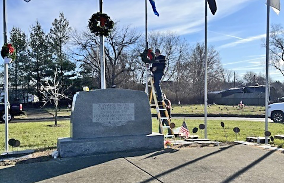 LIUNAmidwest's tweet photo. Local 231 members Jerry Cox & Gaylan Malatt help honor veterans by hanging Christmas wreaths at the Pekin Veterans Cemetery. https://t.co/cdNbfH8nCv
#Local231 #Illinois #Veterans #LIUNA #LaborersRising #LIUNAVolunteers #LIUNACommunities #FeelThePower https://t.co/1WAkExtKNX