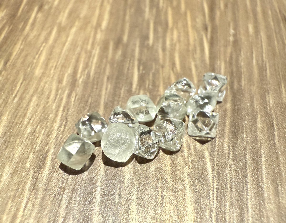 GemaxStone's tweet photo. Show Special 💎
ダイヤモンド原石、12個のみ
アベレージ0.38ct前後
ソーヤブルっぽいのもある😅

【 池袋ショー / 4F 第3会場 No: 683 】

⚜️

#ダイヤモンド原石 
#デザインジュエリー 
#fancywhitediamond 
#designart 
#playwithcolors 
#diamond
#pinkdiamond 
#colordiamonds 
#gemax https://t.co/PfmnfqMoms