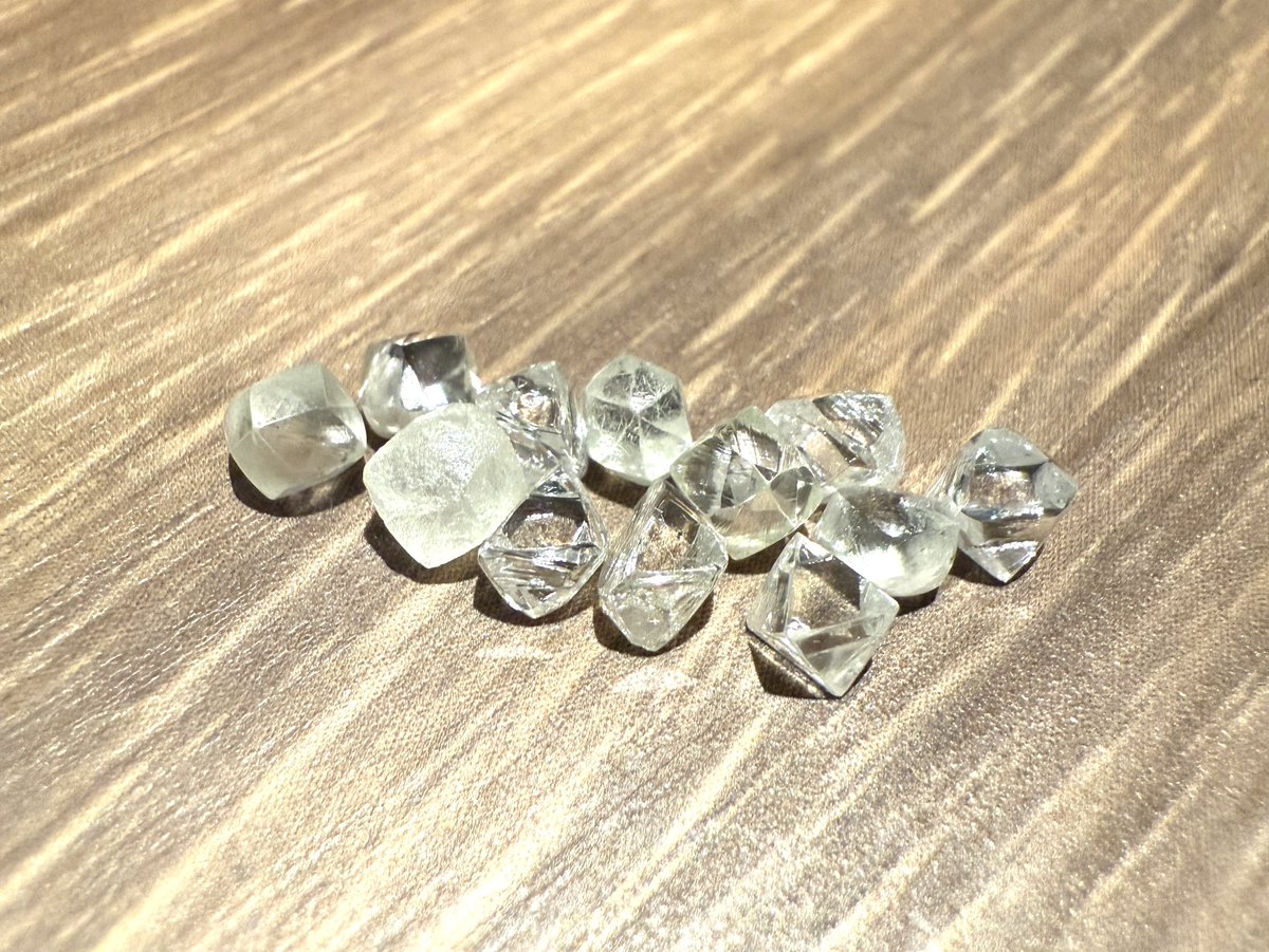 GemaxStone's tweet photo. Show Special 💎
ダイヤモンド原石、12個のみ
アベレージ0.38ct前後
ソーヤブルっぽいのもある😅

【 池袋ショー / 4F 第3会場 No: 683 】

⚜️

#ダイヤモンド原石 
#デザインジュエリー 
#fancywhitediamond 
#designart 
#playwithcolors 
#diamond
#pinkdiamond 
#colordiamonds 
#gemax https://t.co/PfmnfqMoms