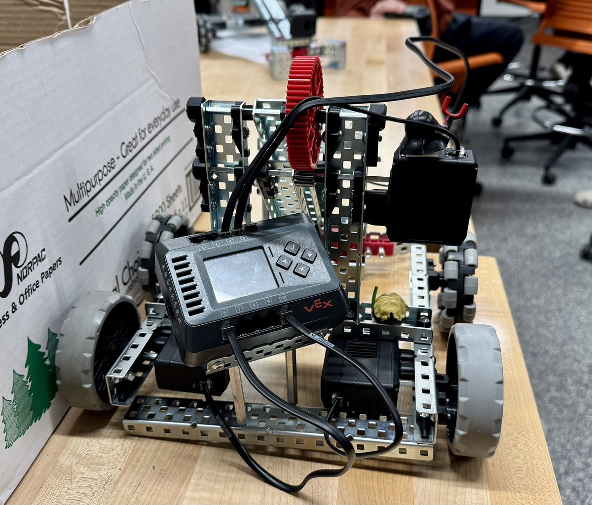 swartz_c's tweet image. Automation students in Gina Miller’s class partnered with Neal McLeod’s Robotics students for a robotics challenge! High school students gave ongoing feedback throughout the build process and middle school students excelled during the final presentation! @TheCreekMCMS @USD_232