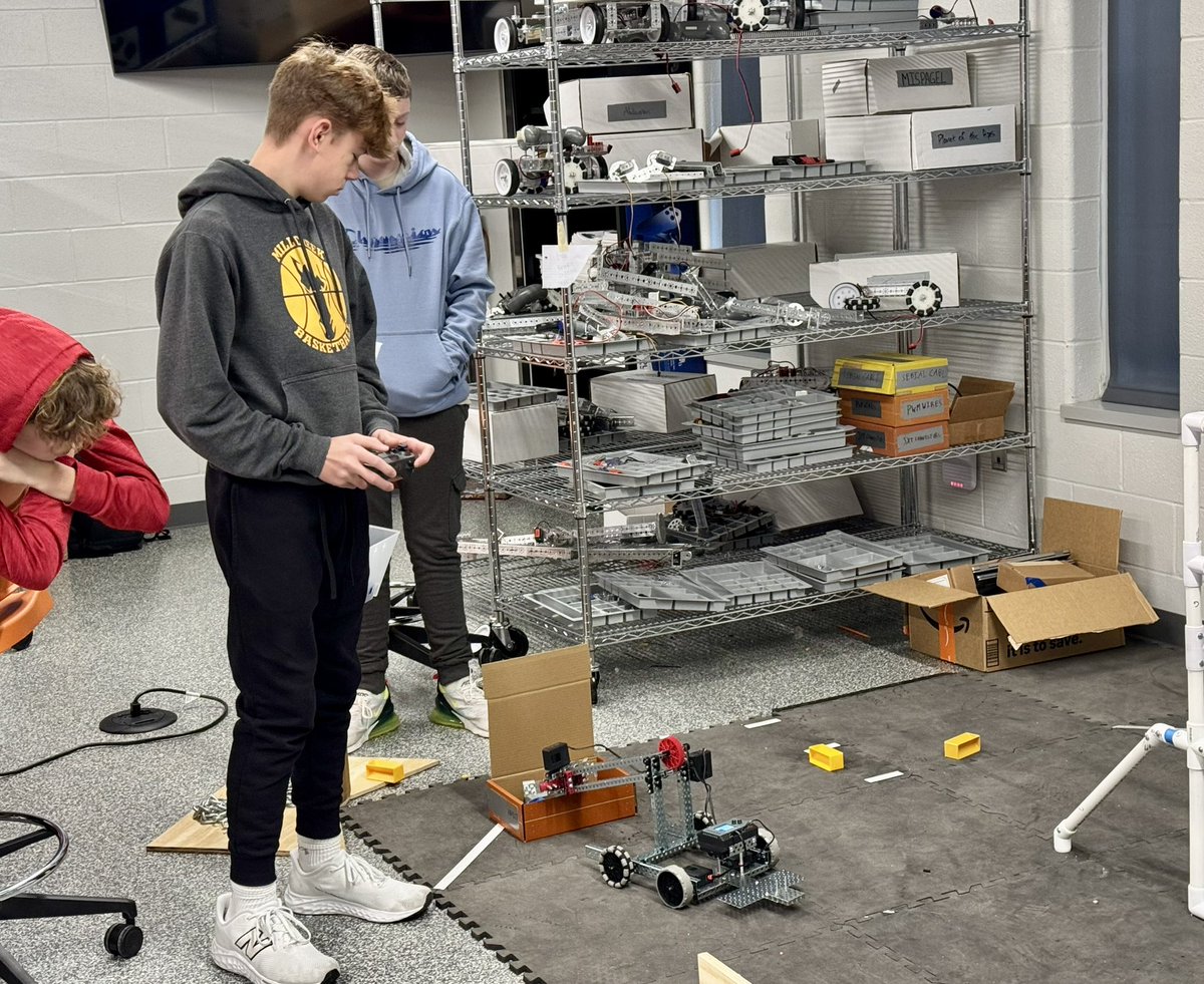 swartz_c's tweet image. Automation students in Gina Miller’s class partnered with Neal McLeod’s Robotics students for a robotics challenge! High school students gave ongoing feedback throughout the build process and middle school students excelled during the final presentation! @TheCreekMCMS @USD_232