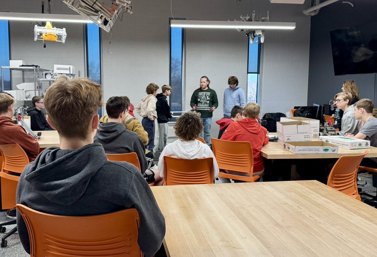 swartz_c's tweet image. Automation students in Gina Miller’s class partnered with Neal McLeod’s Robotics students for a robotics challenge! High school students gave ongoing feedback throughout the build process and middle school students excelled during the final presentation! @TheCreekMCMS @USD_232