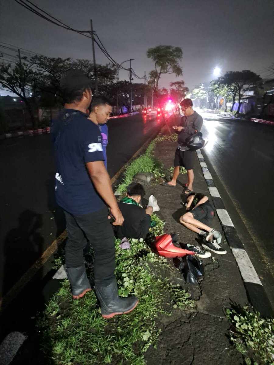 AzmatKopler's tweet photo. @Goldmind_82 iki anyar infoe arek tambak sari...korban dibawa nak rs semen gresik https://t.co/tZepNGbiqY
