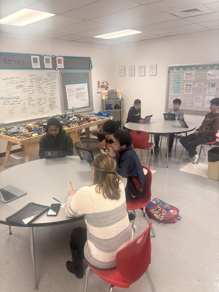 DukesSupINT's tweet photo. So impressed with our @DukeCitySD middle school students who are taking #DistrictC this quarter! They asked such great clarifying questions! I can’t wait to hear their pitches! #Dukepride @MichelleStow85 https://t.co/ildW3KL6LZ