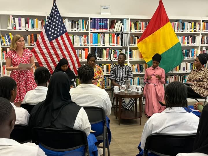 Iscamara221Sory's tweet photo. Hier, j'ai  participé en tant que paneliste à la clôture des 16 jours d'activisme contre les violences basées sur le genre, organisée par l'Ambassade des États-Unis en Guinée. Ce fut une belle opportunité de dialoguer avec des jeunes, de réfléchir aux impacts de la VBG en Guinée https://t.co/WFYBC2Kw4e
