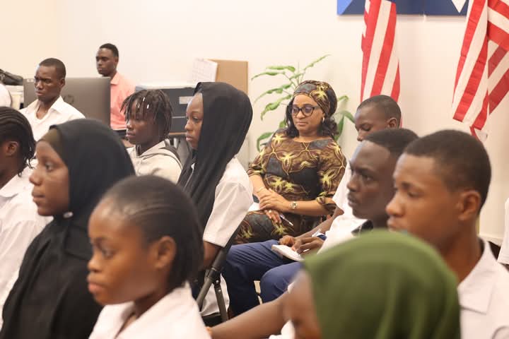 Iscamara221Sory's tweet photo. Hier, j'ai  participé en tant que paneliste à la clôture des 16 jours d'activisme contre les violences basées sur le genre, organisée par l'Ambassade des États-Unis en Guinée. Ce fut une belle opportunité de dialoguer avec des jeunes, de réfléchir aux impacts de la VBG en Guinée https://t.co/WFYBC2Kw4e