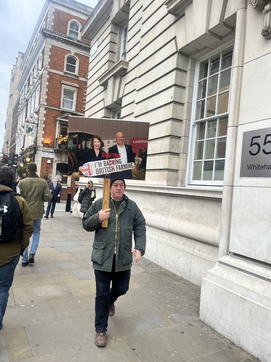 Lewis Goodall tweet media