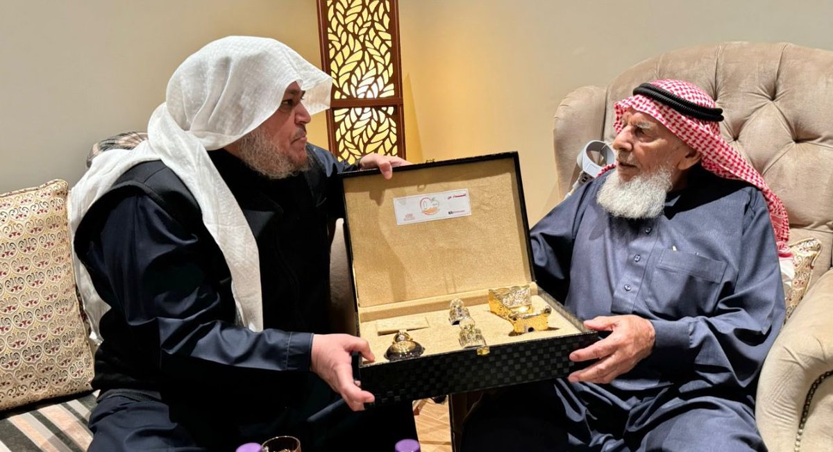 lmNnsakm's tweet photo. قام #فريق_لن_ننساكم بزيارة العم/ إبراهيم بن عبدالله المنقاش، وهي الزيارة رقم "٥٣" للفريق، وشعر الفريق بمدى سعادته وهو يحكي قصة كفاح في بداية مسيرته الحياتية، وفي النهاية قدّم عضو الفريق ش. عبدالرحمن الرسيمي باسم الفريق هدية كرمز للوفاء، وشكراً على حفاوة الاستقبال وكرم الضيافة🌹 https://t.co/z3AVHruCkc