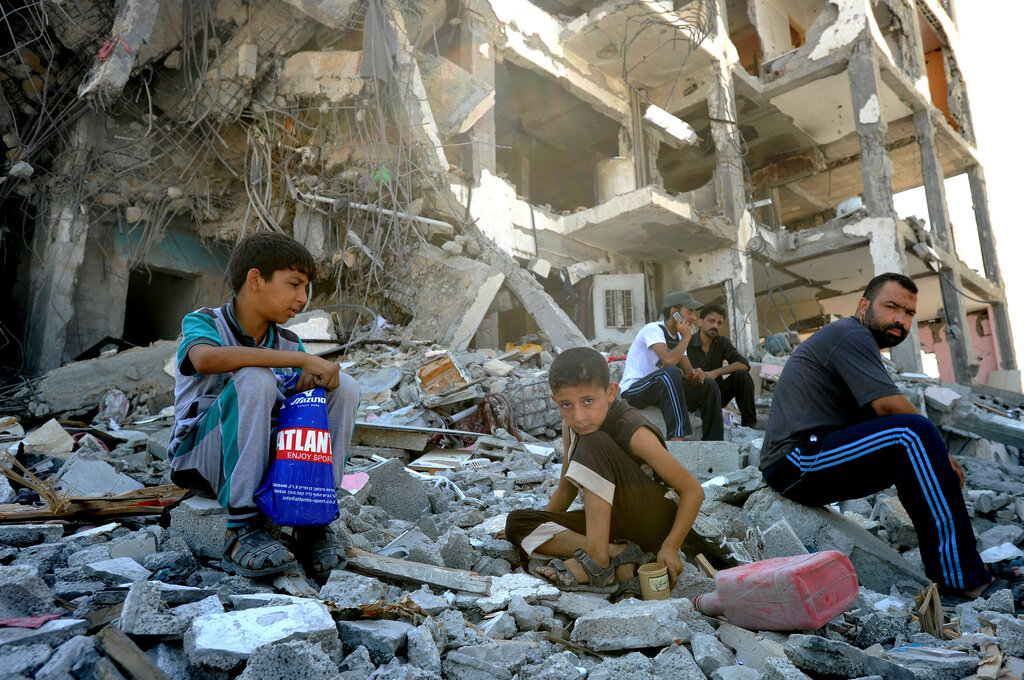 Mientras usurpa territorios sirios e incumple alto al fuego en Líbano, Israel mantiene genocidio contra pueblo de Palestina.

De los 44.758 palestinos asesinados por las fuerzas israelíes, 17.712 son niños y 12.136 mujeres.

El silencio internacional es cómplice de esta barbarie.
