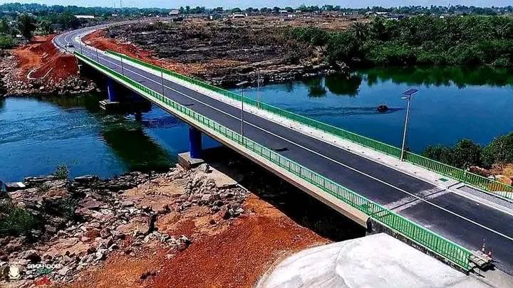 ABOUHUD's tweet photo. Le pays avance avec le CNRD malgré une période exceptionnelle
Bientôt la mise en service du poste à péage/pesage et du pont unique de la préfecture de TANÉNÉ
Rappelons le c’est une 1ère en République de Guinée d’avoir un PONT À PESAGE
#Guinee 🇬🇳
#Conakry
#Dubreka
#Tanene https://t.co/k4npTmMpIS