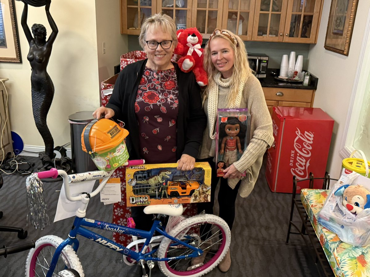 153_es's tweet photo. @JudyBooneRealty has partnered with  Oceanair to donate incentive toys to support literacy efforts. This thoughtful donation is appreciated and we are confident the students will love it. Thanks for fostering a love of reading and learning. @NPSchools_VA @KatrinaRountree https://t.co/gqXzuiE52R