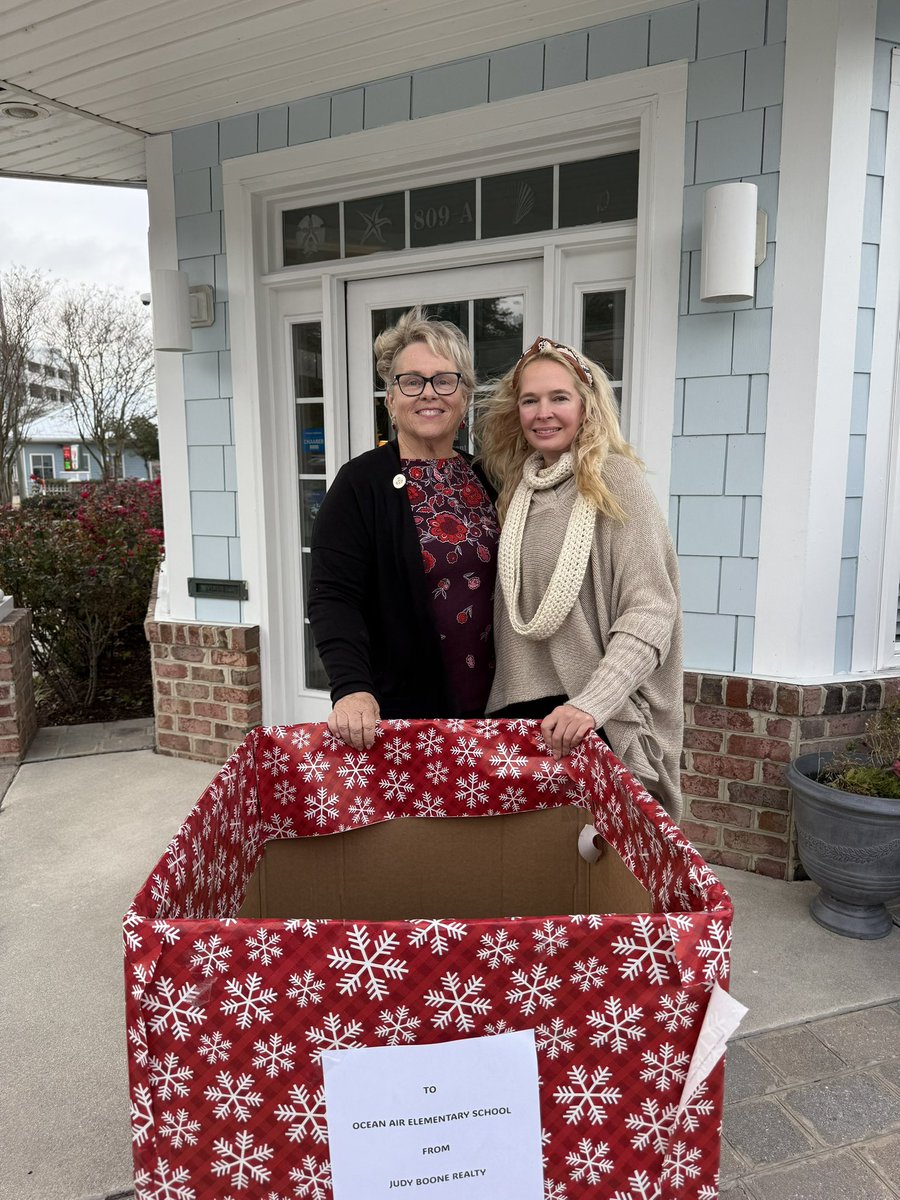153_es's tweet photo. @JudyBooneRealty has partnered with  Oceanair to donate incentive toys to support literacy efforts. This thoughtful donation is appreciated and we are confident the students will love it. Thanks for fostering a love of reading and learning. @NPSchools_VA @KatrinaRountree https://t.co/gqXzuiE52R