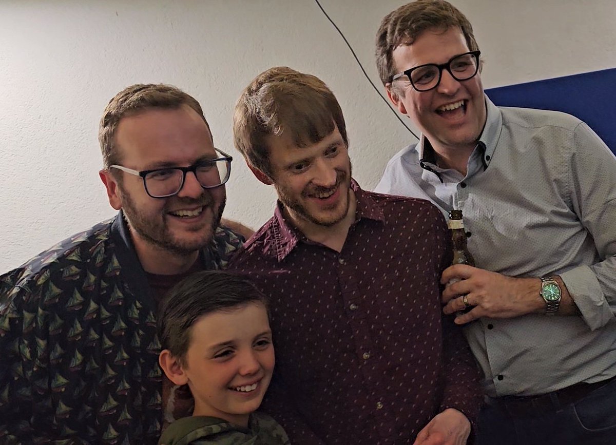 hutchie04's tweet photo. @theyoungunstrio Elijah is coming back too for a 4th gig with you. Would be great to get a Hello or a merry Christmas 🎅 https://t.co/orx7ncytZA