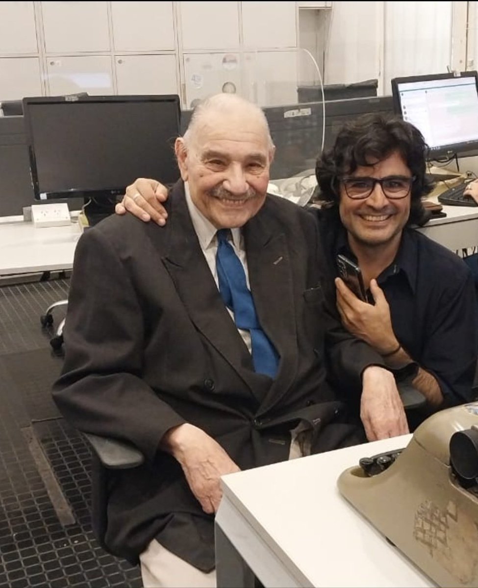JuamPaPeralta's tweet photo. En el #DíaNacionalDelTango beso al más tanguero de la Sala de Periodistas de #CasaRosada, nuestro amigo y Decano Roberto #DiSandro. Este día de 'taitas' fue idea de #BenMolar por el nacimiento de #Gardel y #DeCaro. Con el Tano somos troiloeanos, pero por sobre todo, milongueros!! https://t.co/5BlyIowLpd